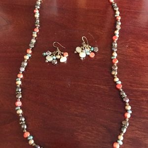 Like New Fresh Water Pearl Necklace and earrings